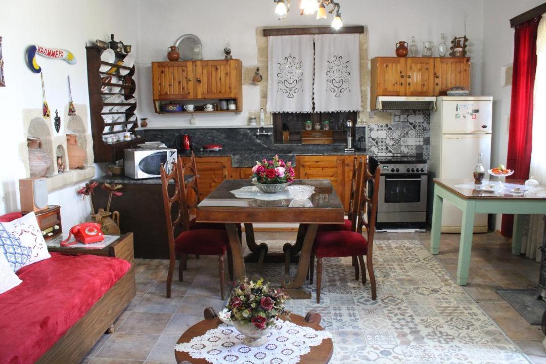 Traditional House Maria Azoyirás Esterno foto