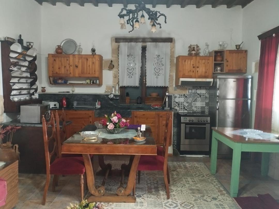 Traditional House Maria Azoyirás Esterno foto